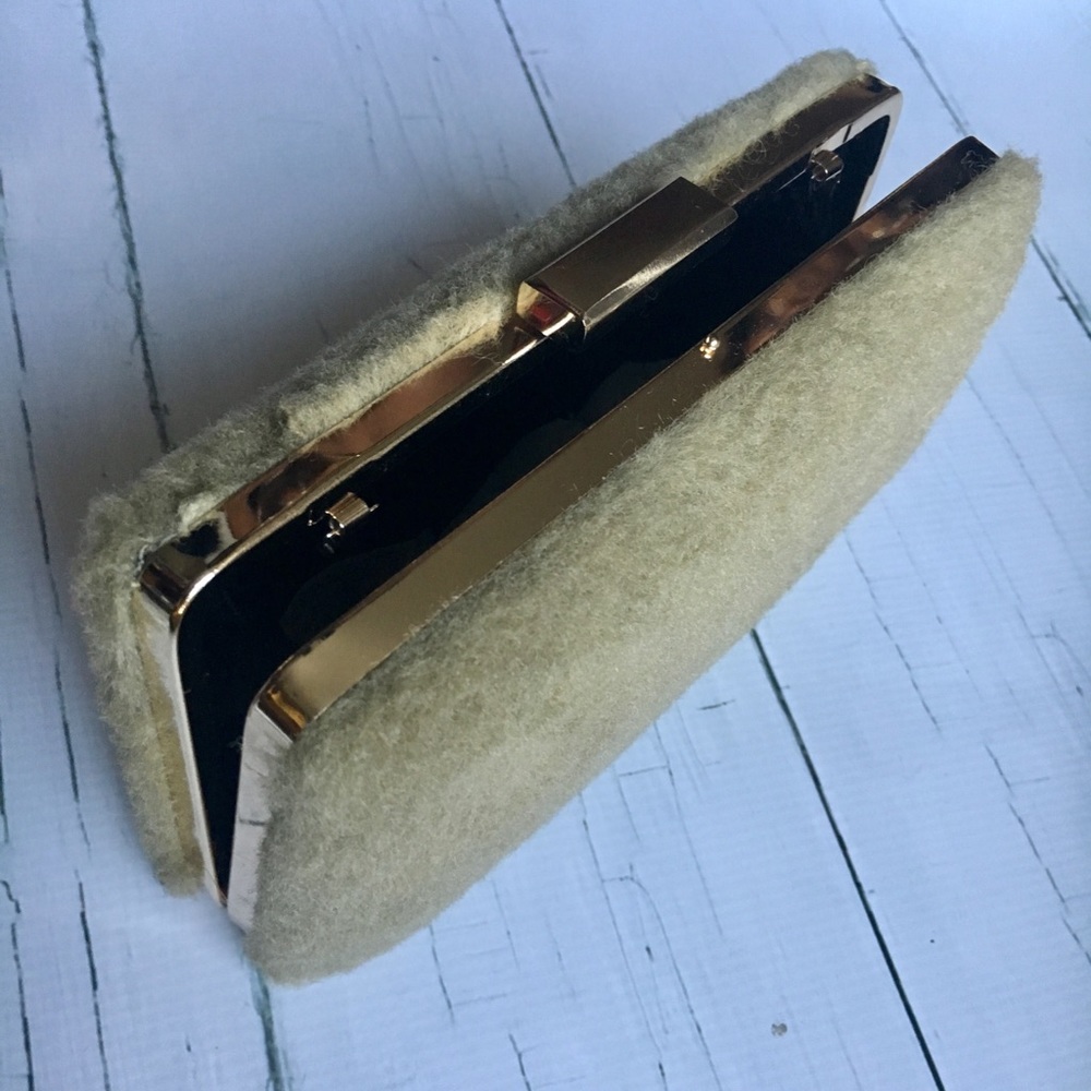 NEW! 🖤 Aura’s Fuzzy Green Clutch